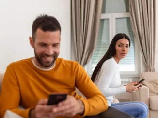 cheating boyfriend texting